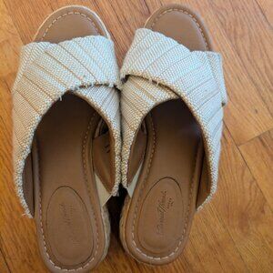 Universal threads platform sandals